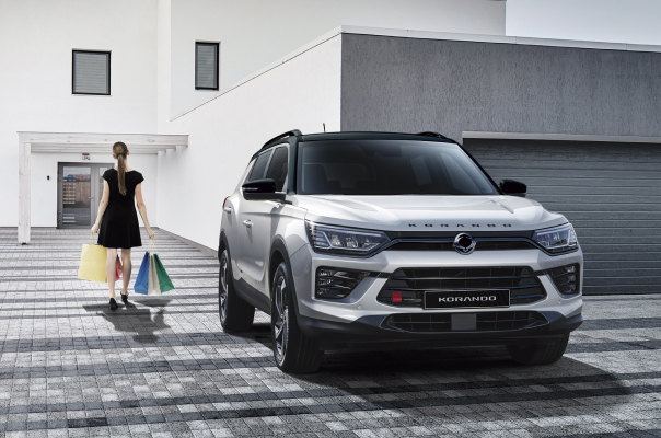 Exterior del KGM Korando, lineas vanguardistas, aleron trasero deportivo, techo solar con rieles.