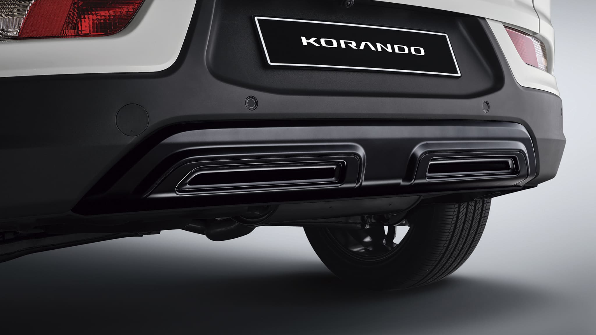 Korando de KGM . Parachoques trasero deportivo. Protector trasero.