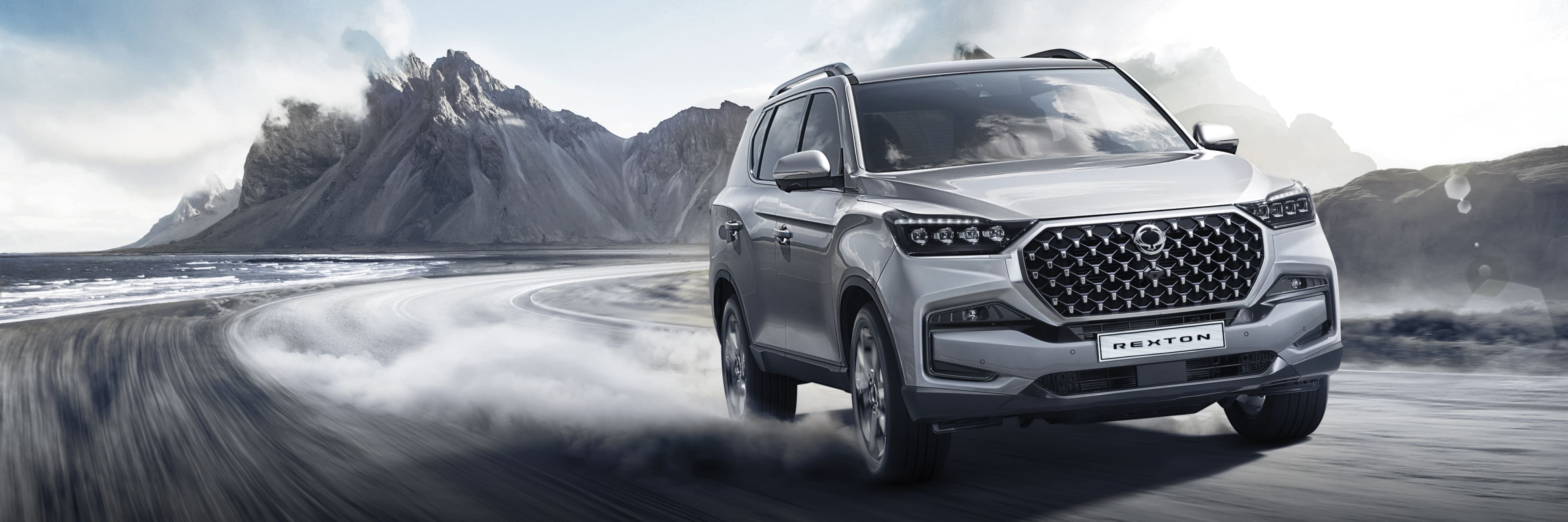 Foto del KGM Rexton en movimiento por ciudad.