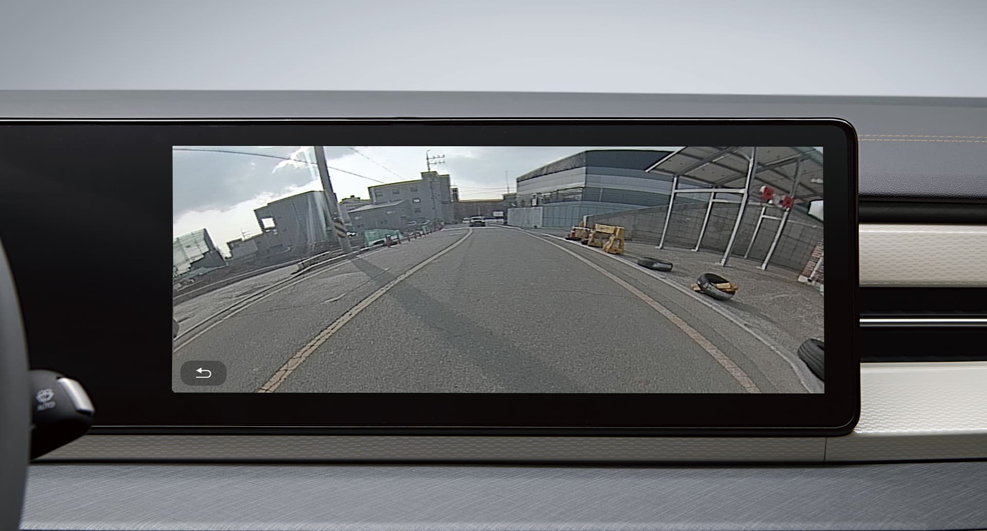 Diseño moderno y tecnologico en los paneles de control interiores del Torres de KGM.
