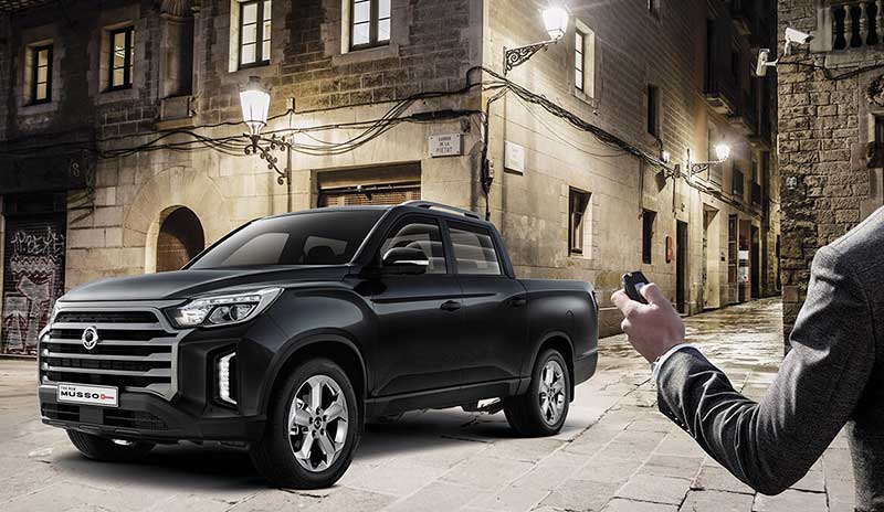 Exterior del SsangYong Musso Sports, diseño robusto, enorme parrilla e imponentes faros LED.