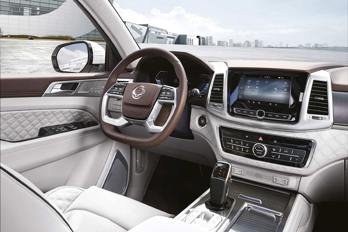 Acceso confort, el nuevo Rexton puede recordar la configuración de conductor de tres personas distintas. Interior de color marfil